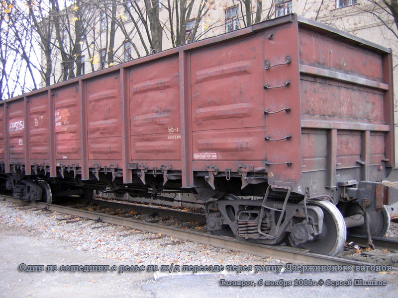 Таганрог. Один из сошедших с рельс на железнодорожном переезде через улицу Дзержинского вагонов