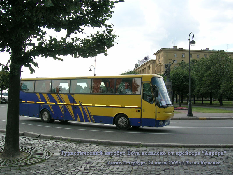 Санкт-Петербург. Туристический автобус Bova недалеко от крейсера Аврора