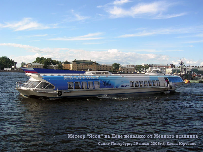 Санкт-Петербург. Метеор на подводных крыльях Ясон в рекламной окраске на Неве недалеко от Медного всадника