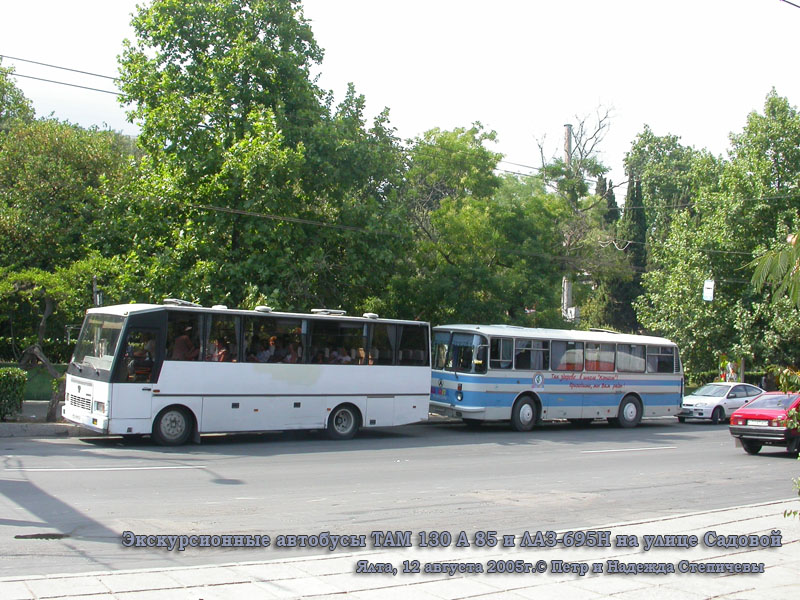 Ялта. Экскурсионные автобусы TAM 130 A 85 и ЛАЗ-695Н на улице Садовой
