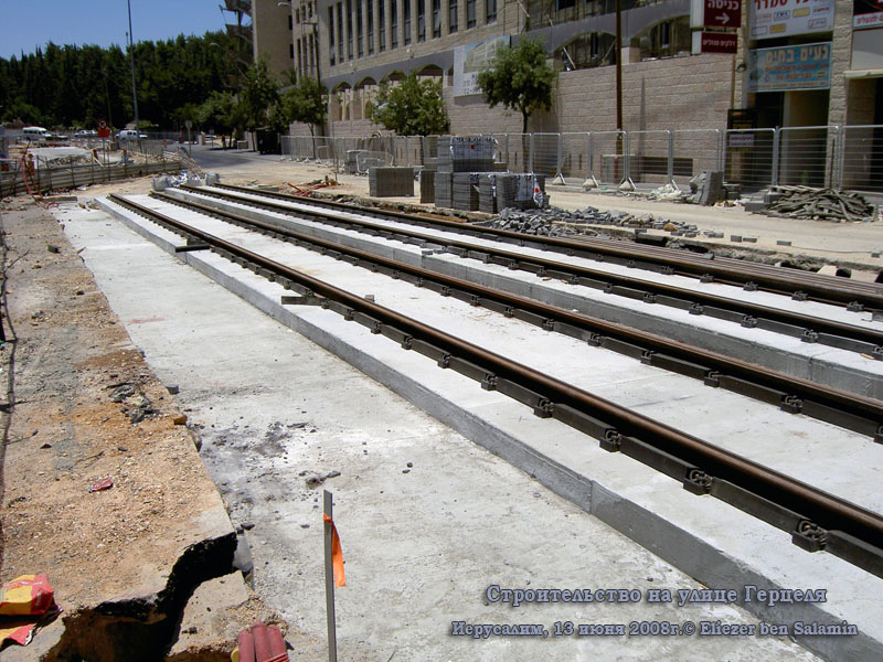 Иерусалим. Строительство на улице Герцеля - рельсы укладываются по бесшпальной технологии