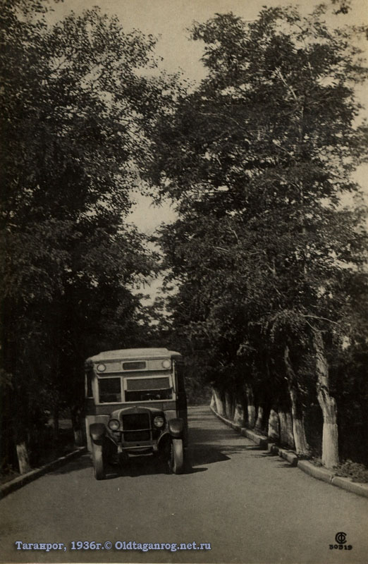 Таганрог. Автобус ЗиС-8 на дороге к новотрубному цеху завода имени Андреева