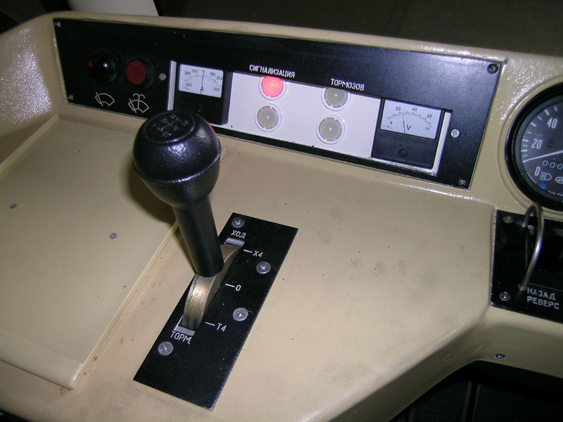 Контроллер водителя имеет три фиксированные позиции (Т4-0-Х4), две .