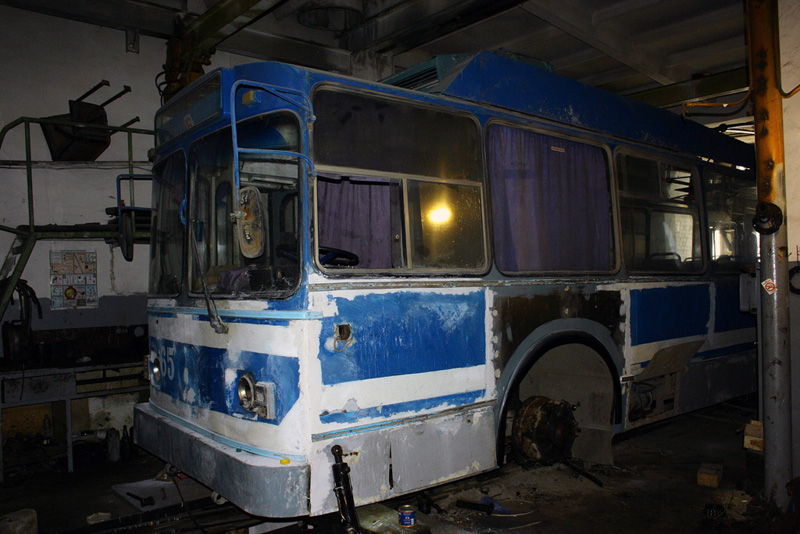 Троллейбусы ремонт. Троллейбусное депо Таганрог. Ремонтный троллейбус. Ремонт троллейбуса. Капитальный ремонт троллейбуса.