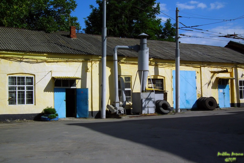 Таганрог. Административный корпус (слева) и вулканизационный цех (справа) в троллейбусном депо