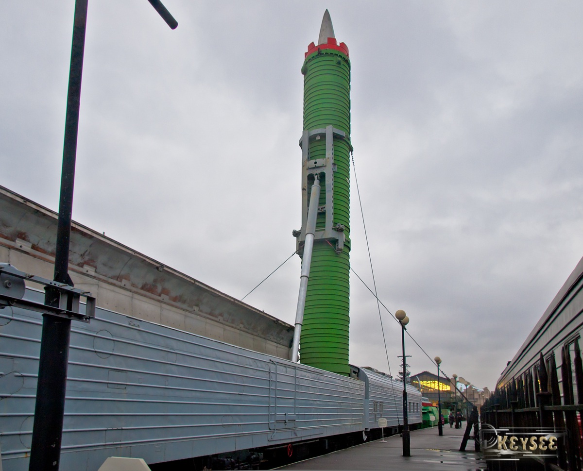 Санкт-Петербург. Боевой железнодорожный ракетный комплекс (БЖРК), оснащенный стратегическими ракетными комплексами 15П961 Молодец