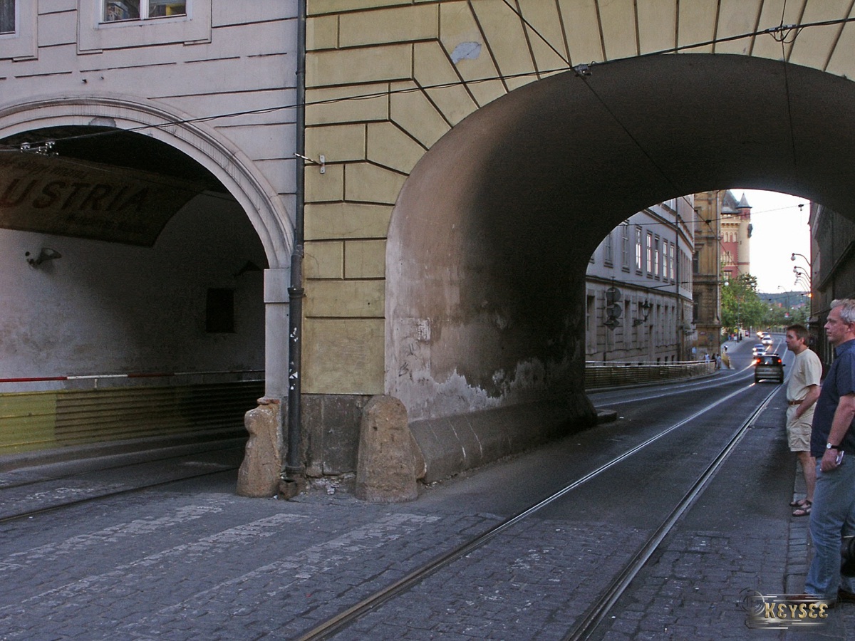 Прага. Трамвайно-автомобильные арки в домах над улицей Крижовницкой (Krizhovnicka)