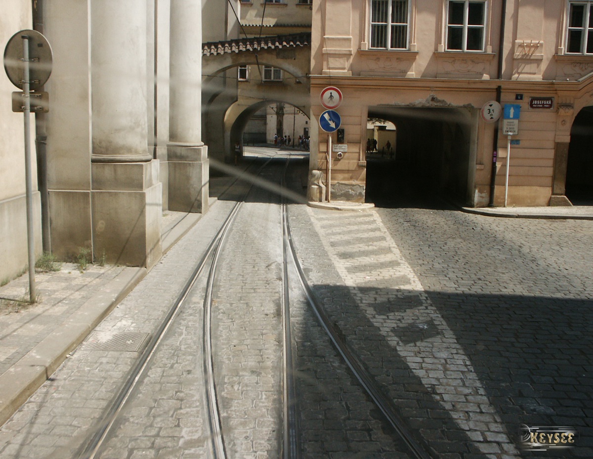 Прага. Трамвайная и автомобильные арки в домах над улицей Йозефской (Jozefska)