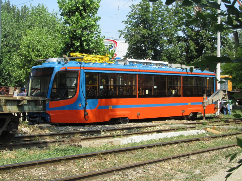 Таганрог. Разгрузка новых трамваев 71-623-02 (КТМ-23) на конечной станции Завод Прибой