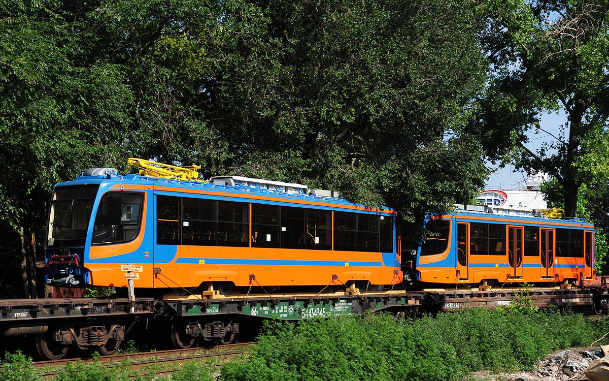 Таганрог. Состав с новыми трамваями 71-623-02 (КТМ-23) на конечной станции Завод Прибой