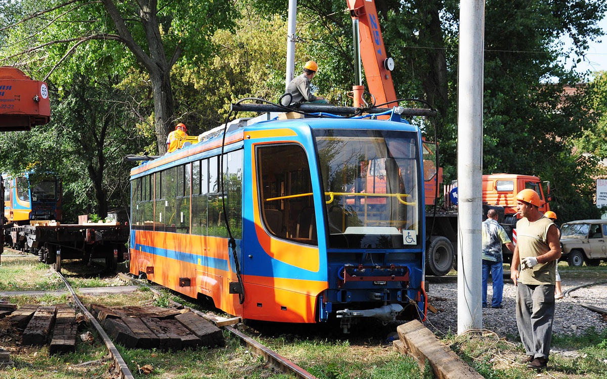 Таганрог. Разгрузка новых трамваев 71-623-02 (КТМ-23) на конечной станции Завод Прибой