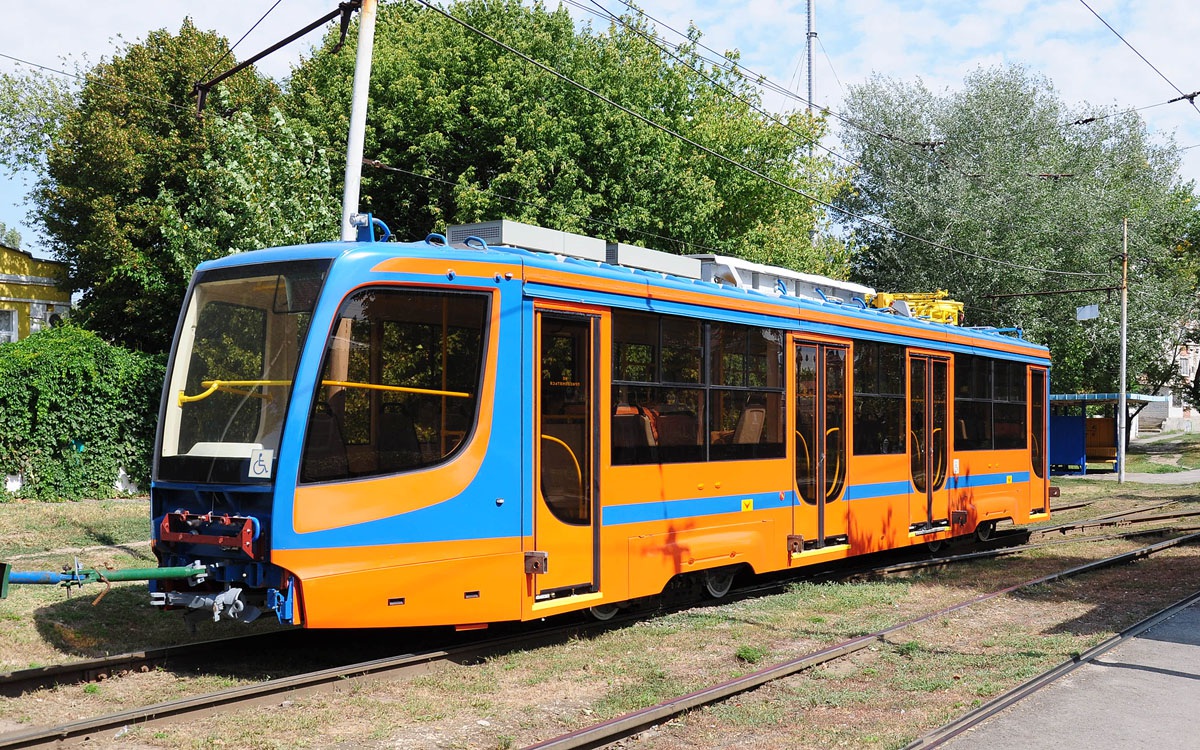 Таганрог. Трамвай КТМ-5 №296 тянет новый вагон 71-623-02 (КТМ-23)