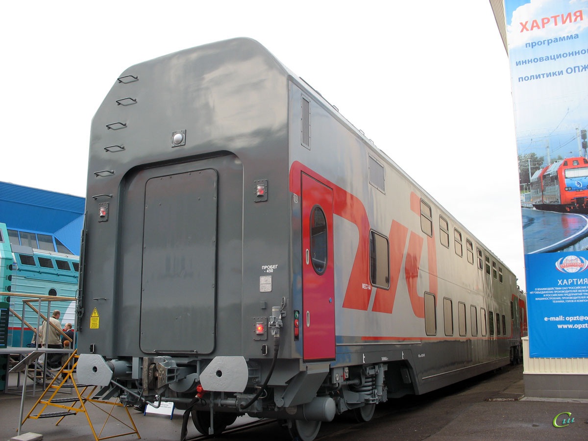 Москва. Двухэтажный вагон РЖД на железнодорожной выставке EXPO 1520