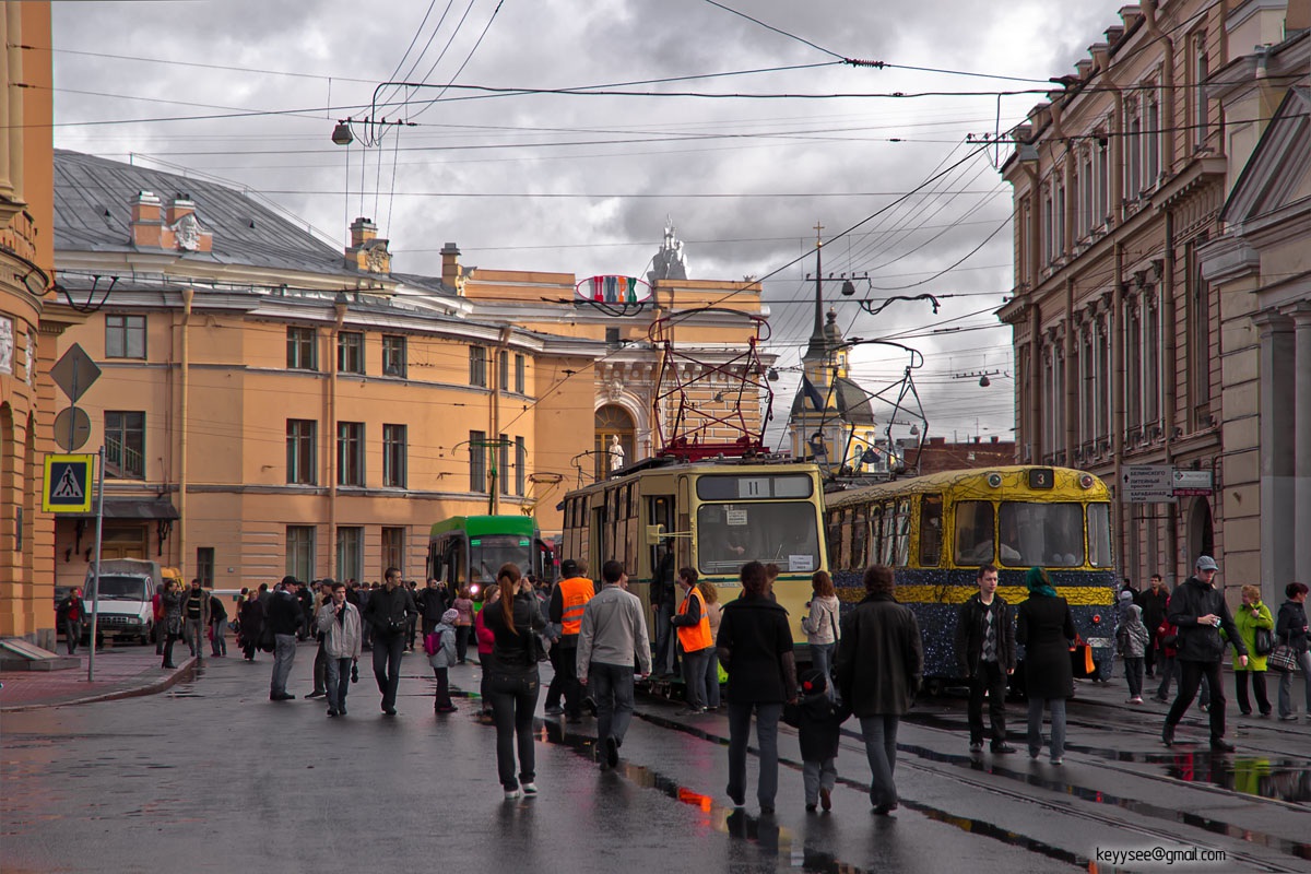 Санкт-Петербург. Инженерная улица, парад в честь 105-летия трамвая в Петербурге, общий вид мероприятия