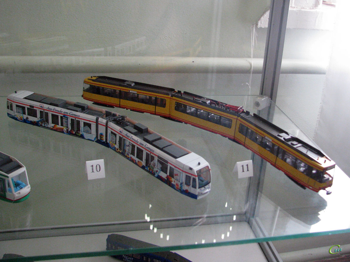 Таганрог. Модели трамваев для Кельна (10) и Карлсруэ (11), выполненные в масштабе 1:87