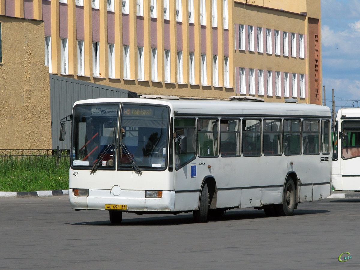 Автобусы великий новгород. Автобусный парк Великий Новгород. Мерседес Бенц o405d Великий Новгород. Новгородские автобусы.