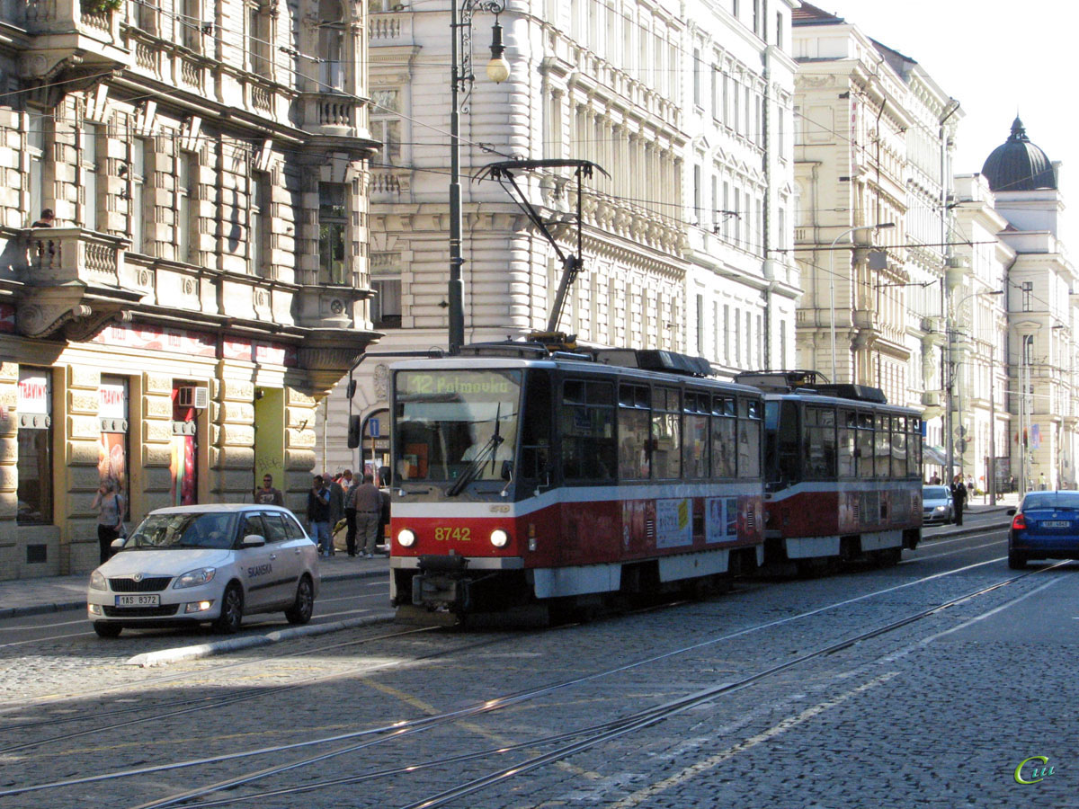 Прага. Tatra T6A5 №8742