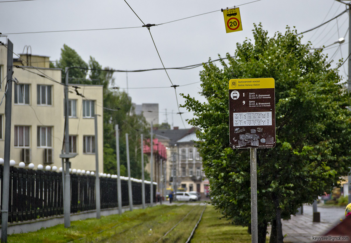 Львов. Трамвайный аншлаг остановки «Железнодорожный вокзал» и пути на Черновицкой улице