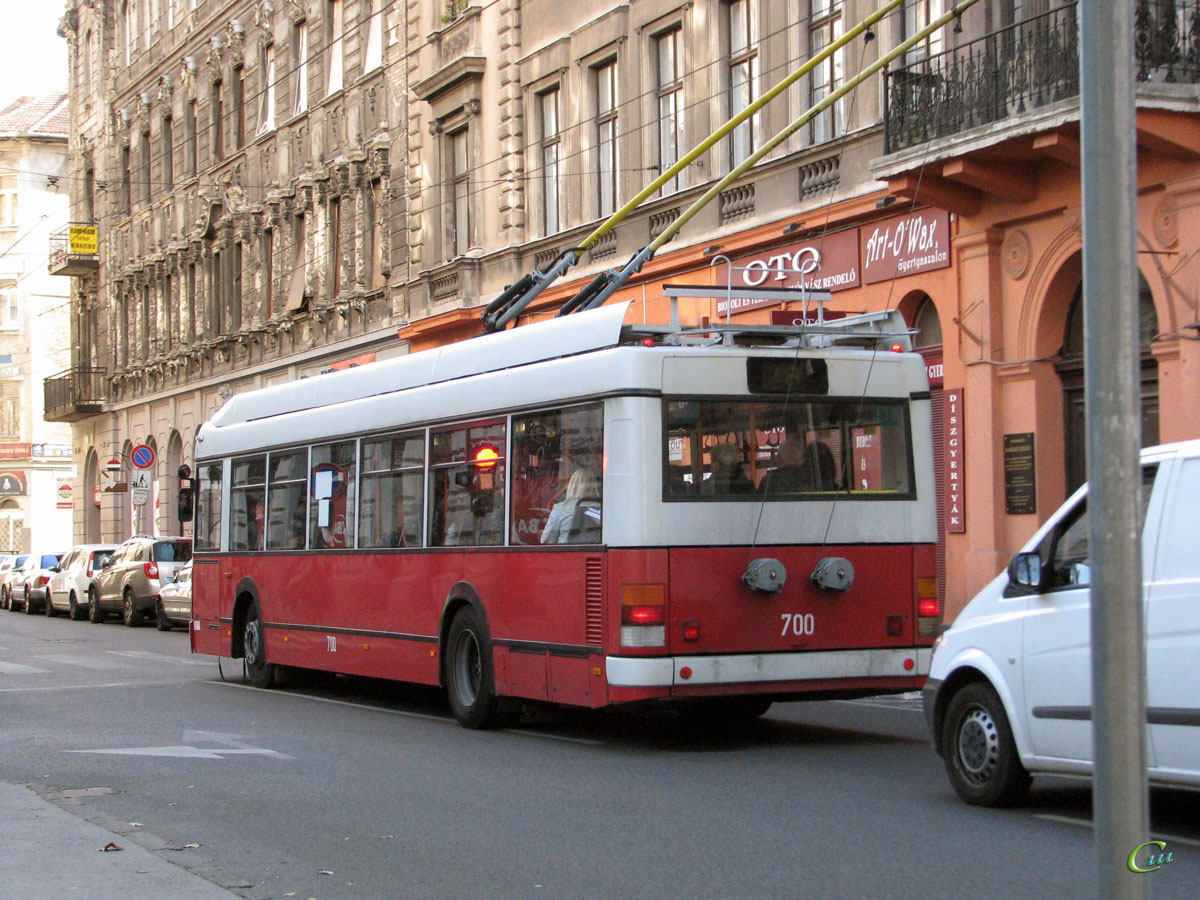 Будапешт. Ikarus 412.81T №700