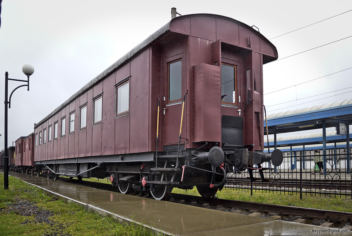 Львов. Цельнометаллический пассажирский вагон, ветка музейного подвижного состава на станции Львов-Пригородный