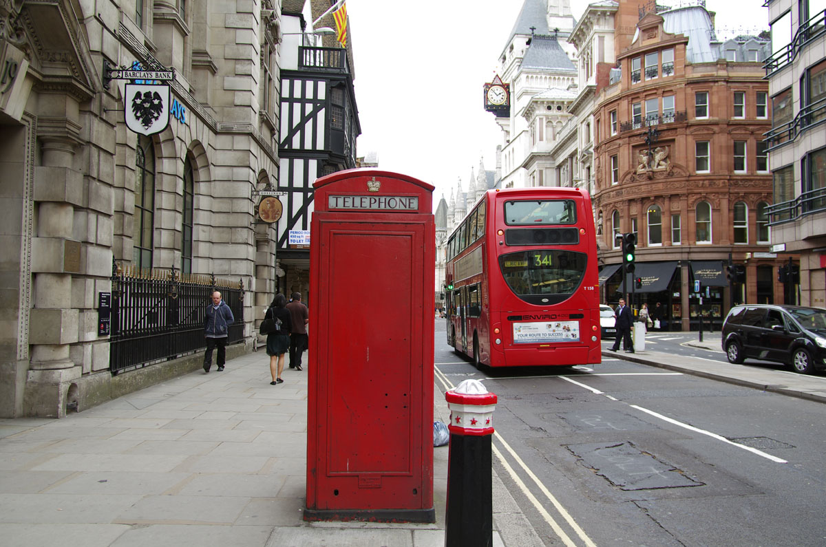 Лондон в июле. Лондон автобус и телефонная будка. Красные автобусы и Телефонные будки в Лондоне. Лондон будка и автобус. Телефонные будки двухэтажные автобусы Великобритания.
