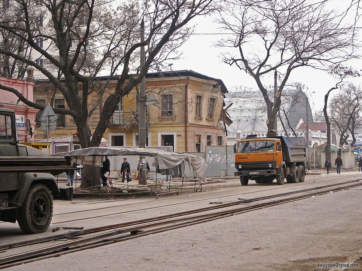 Одесса. Укладка новых трамвайных путей на улице Преображенской