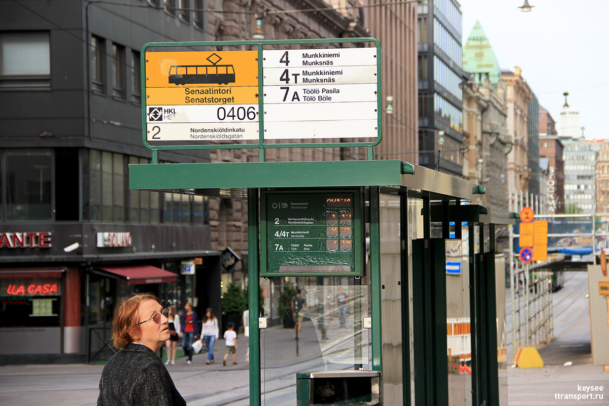 Хельсинки. Обычный и электронный аншлаги на остановке Senaatintori (Сенатская площадь)