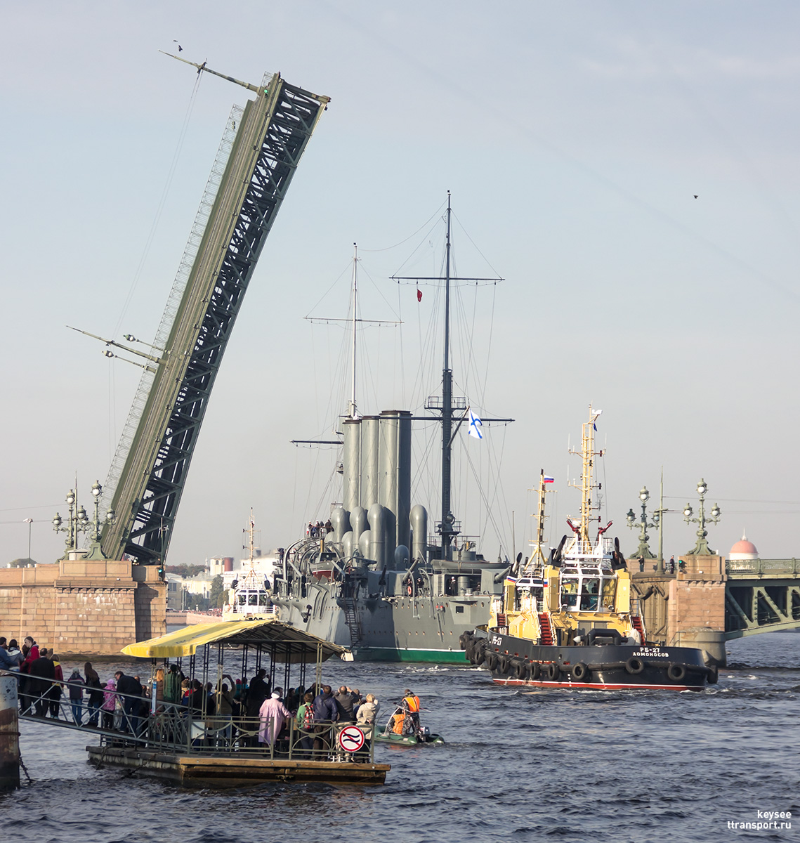 Санкт-Петербург. Крейсер 1-го ранга Балтийского флота «Аврора» буксируется в Кронштадтский док