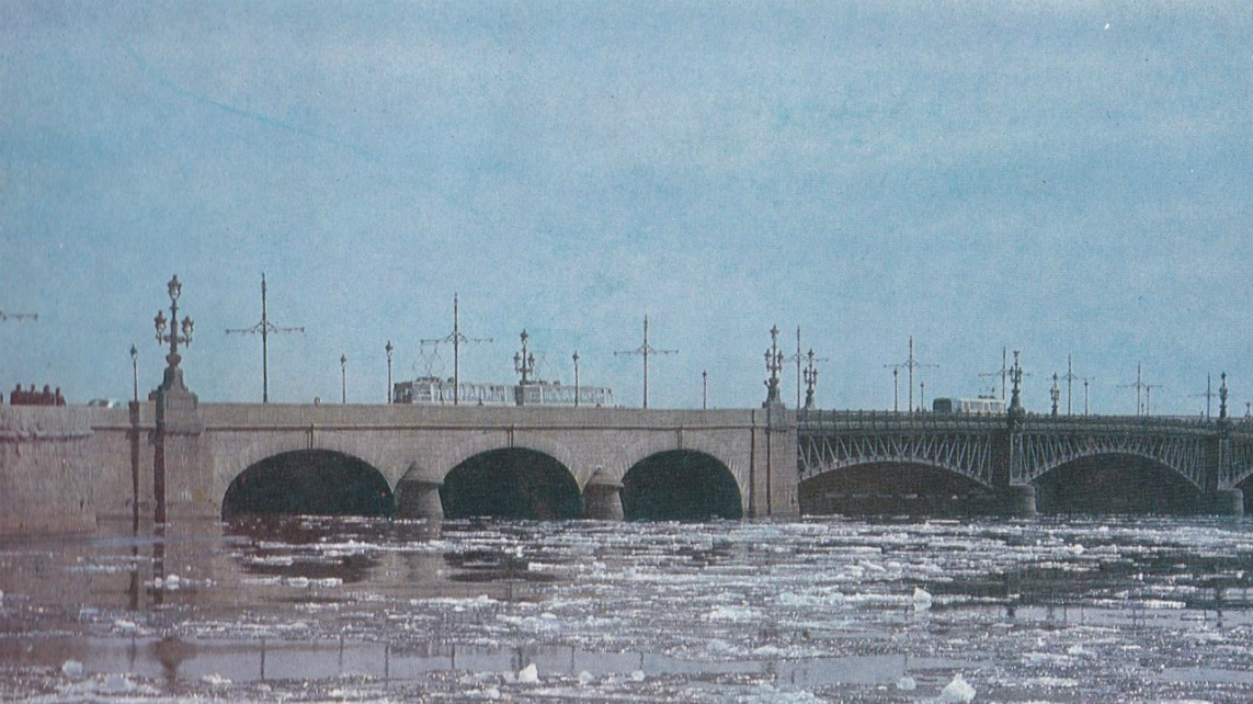 Санкт-Петербург. Трамваи ЛМ-68М (слева) и ЛМ-57 (справа)