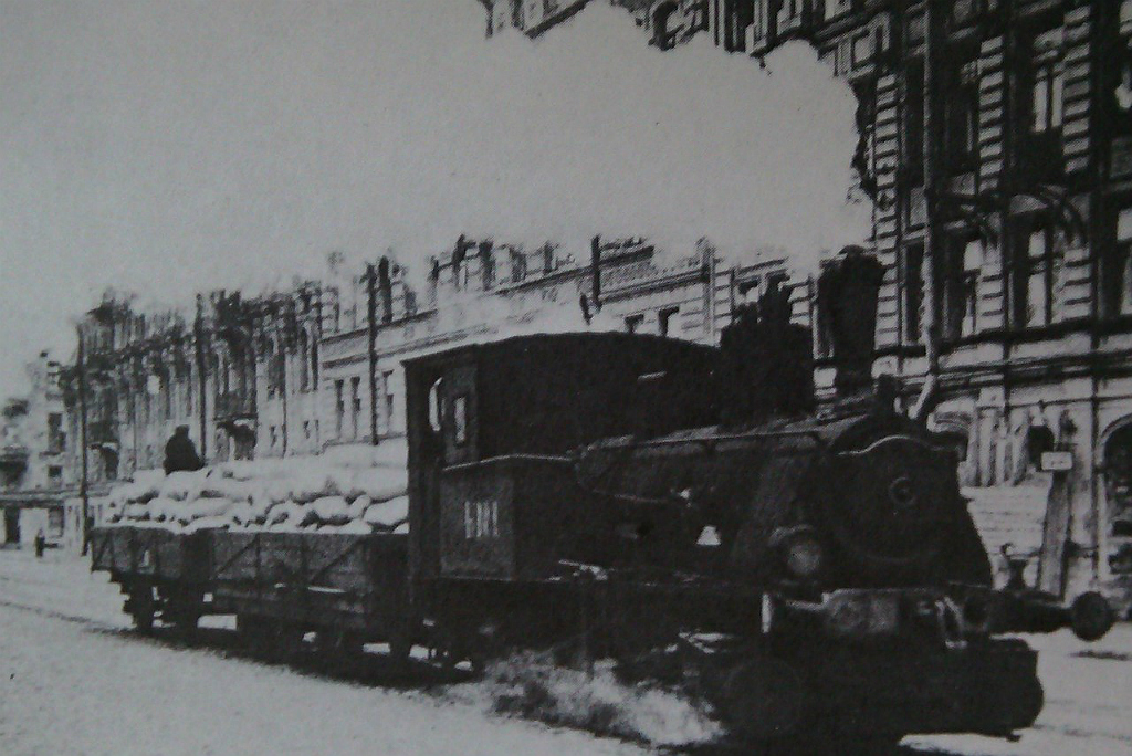 Санкт-Петербург. Паровоз, перевозивший грузовые платформы и пассажирские трамвайные вагоны во время остановки электрических трамваев