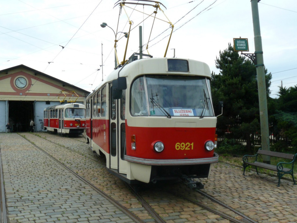 Прага. Tatra T3 №6921, Tatra T3 №6892