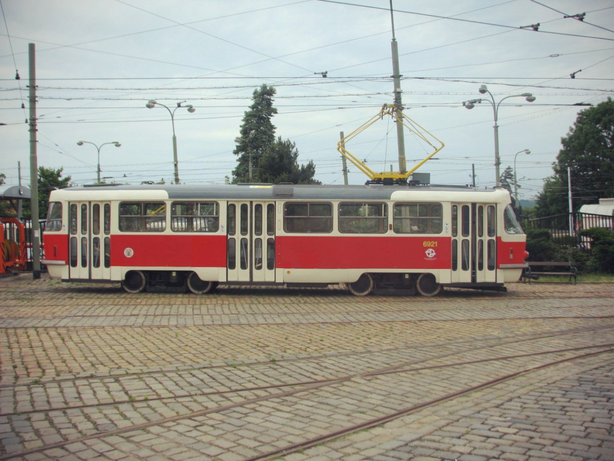 Прага. Tatra T3 №6921