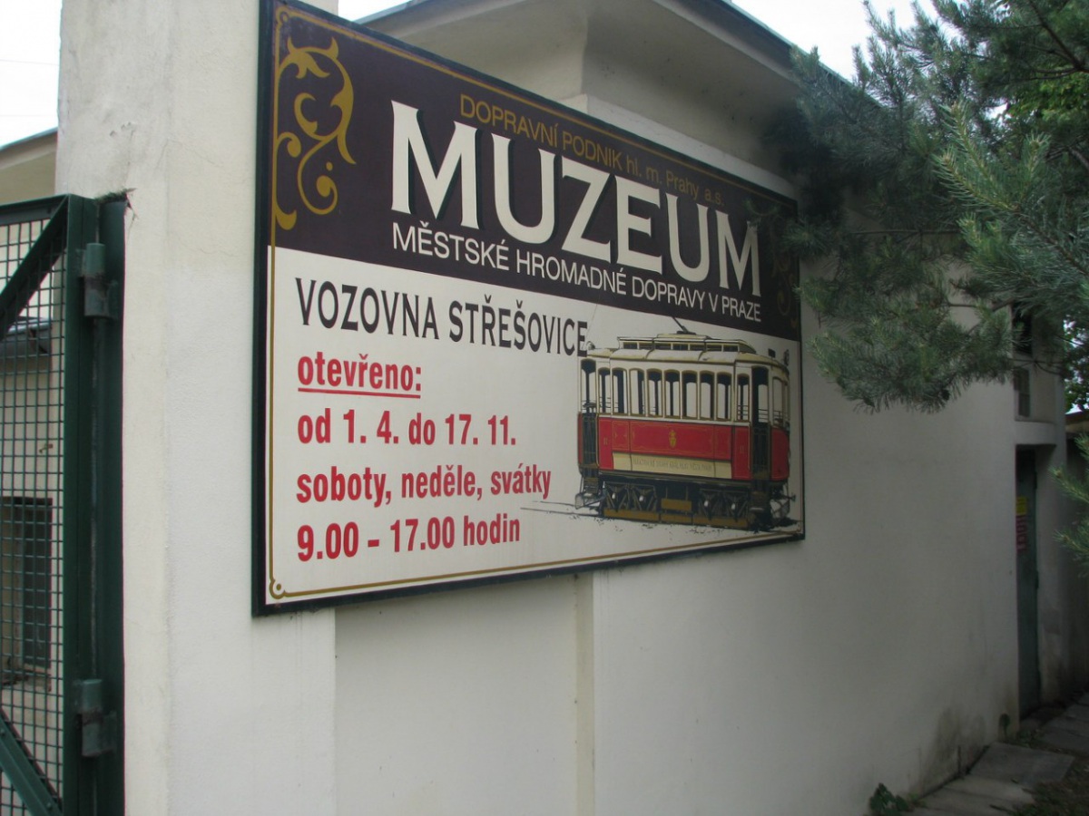 Прага. Плакат перед входом в музей