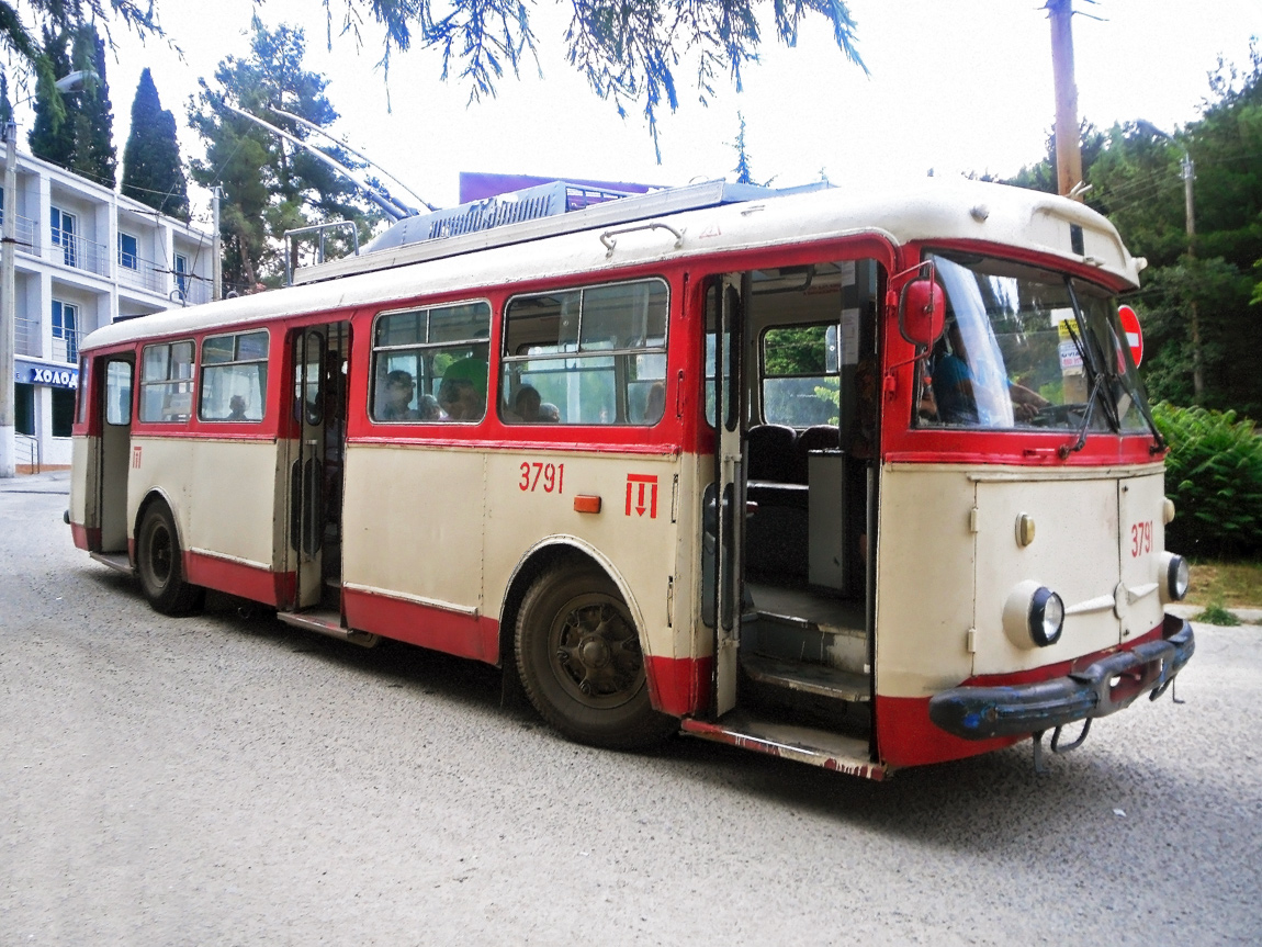 Троллейбус шкода. Троллейбус Шкода 9тр. Skoda 9tr сдвоенный. Крымский троллейбус Шкода. Троллейбус "Skoda-27tr".