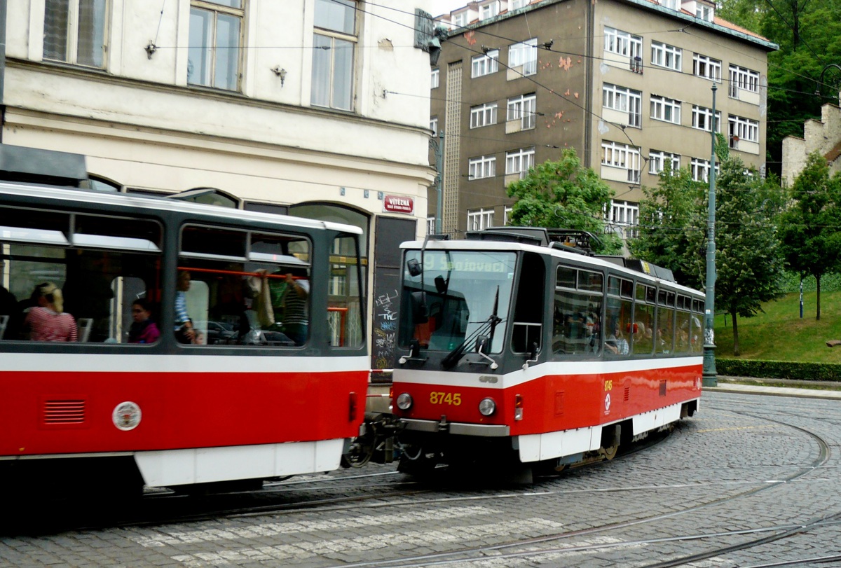 Прага. Tatra T6A5 №8745