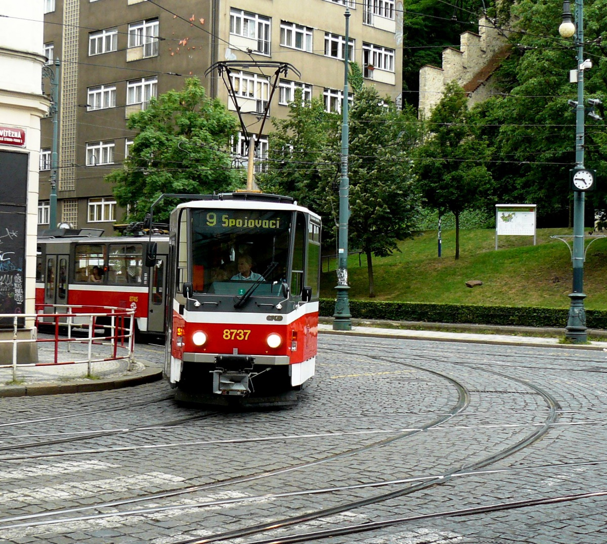 Прага. Tatra T6A5 №8737