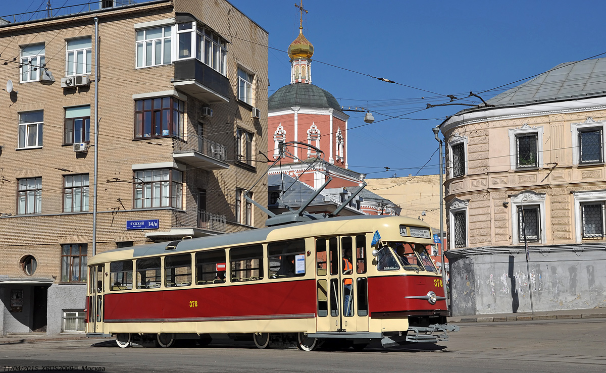 Москва. Трамвай Tatra T2SU № 378 следует на парад