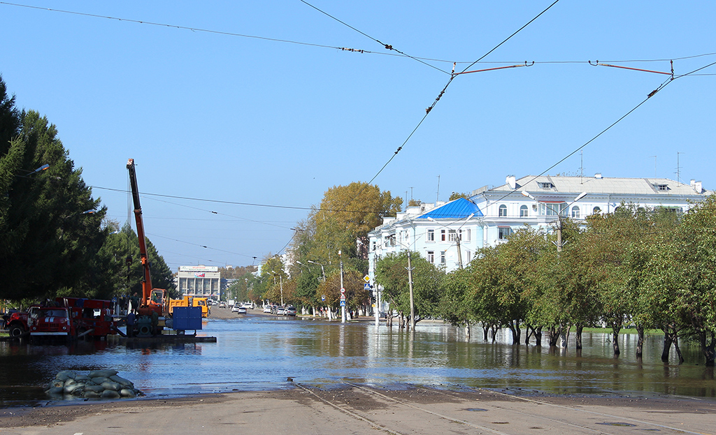 Комсомольск-на-Амуре. Залитые водой трамвайные пути на пересечении проспекта Мира и улицы Дзержинского