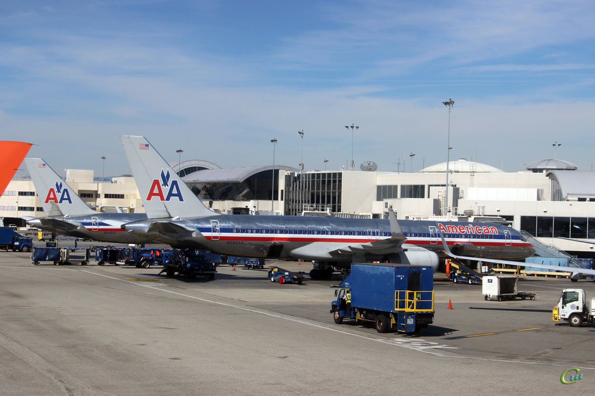 Лос-Анджелес. Самолеты Boeing 757 N688AA и N646AA авиакомпании American Airlines