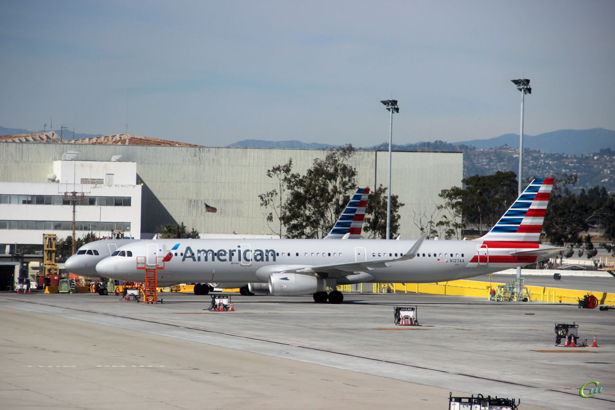 Лос-Анджелес. Самолет Airbus A321 (N127AA) авиакомпании American Airlines