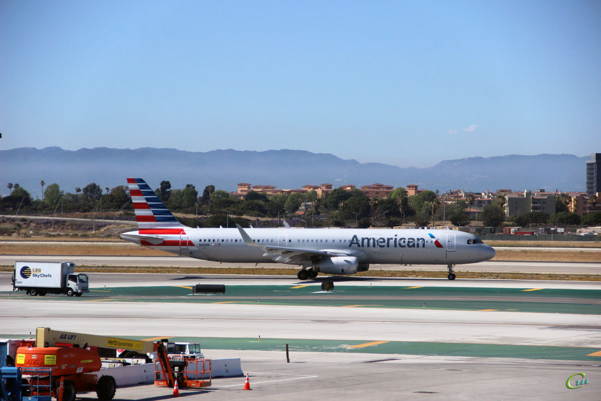 Лос-Анджелес. Самолет Airbus A321 (N115NN) авиакомпании American Airlines
