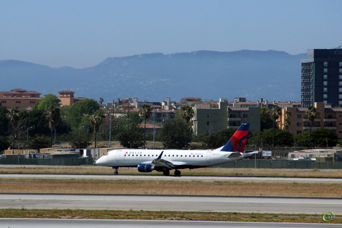Лос-Анджелес. Самолет Embraer E-175 (N629CZ) авиакомпании Delta Connection