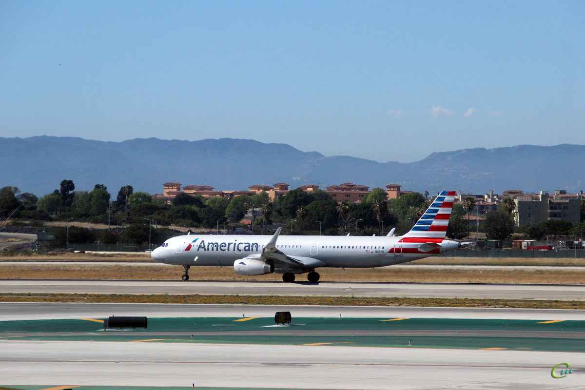 Лос-Анджелес. Самолет Airbus A321 (N115NN) авиакомпании American Airlines