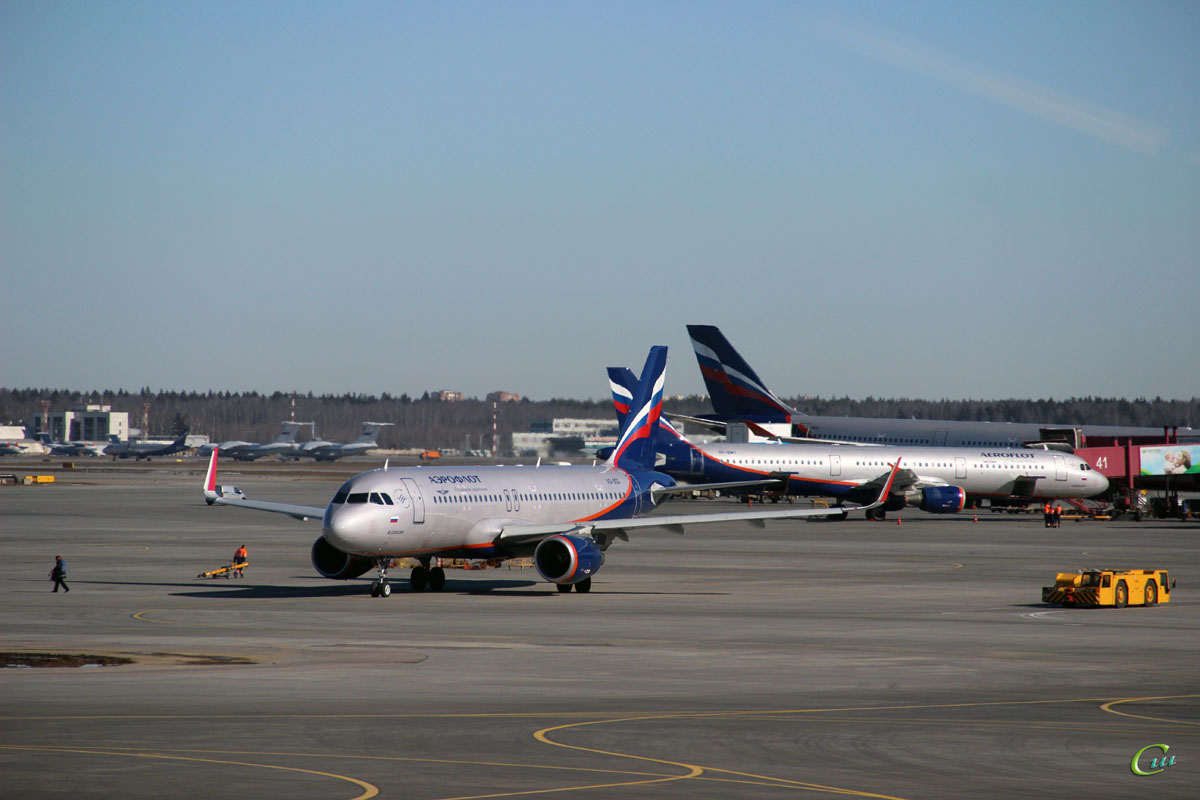 Москва. Самолет Airbus A320 (VQ-BSG) Юрий Сенкевич авиакомпании Аэрофлот