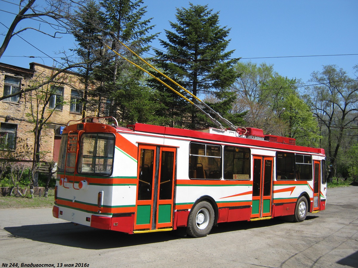 Владивосток. Троллейбус ЗиУ-682Г-016