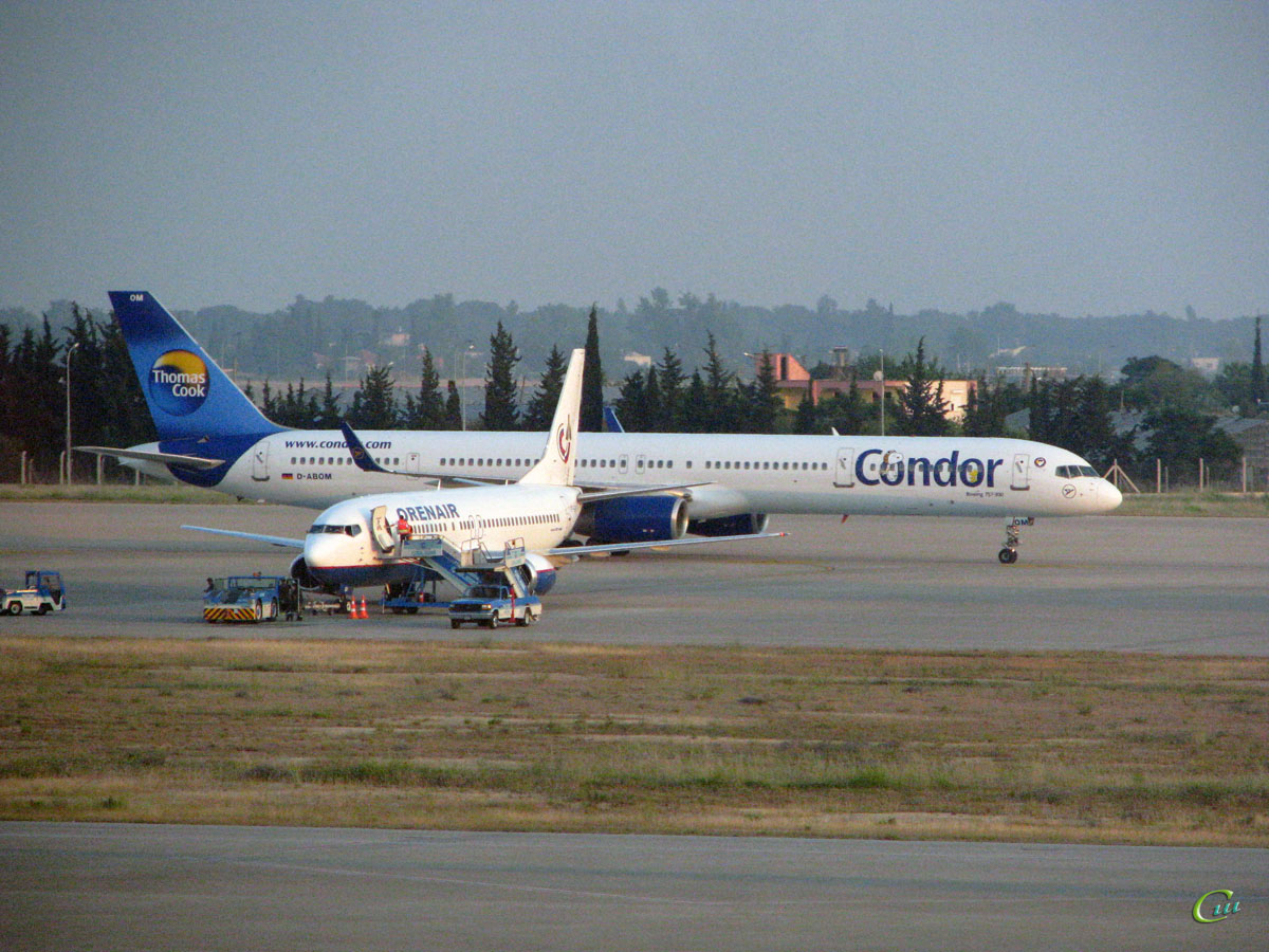Анталья. Самолет Boeing 757-330 (D-ABOM) авиакомпании Condor и самолет Boeing 737 авиакомпании Orenair