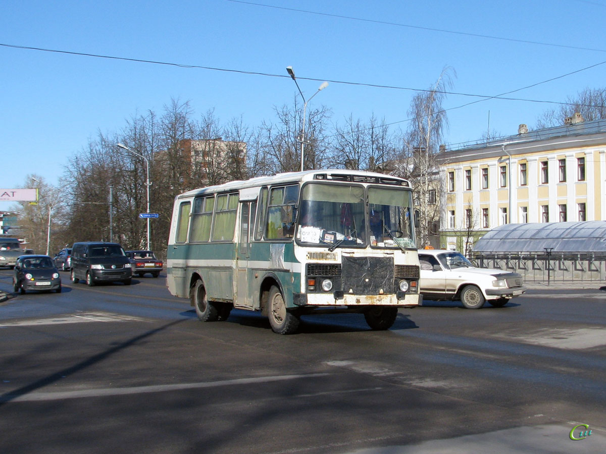Великий Новгород. Автобус ПАЗ-3205 с транзитным номером (ОМ 5319)