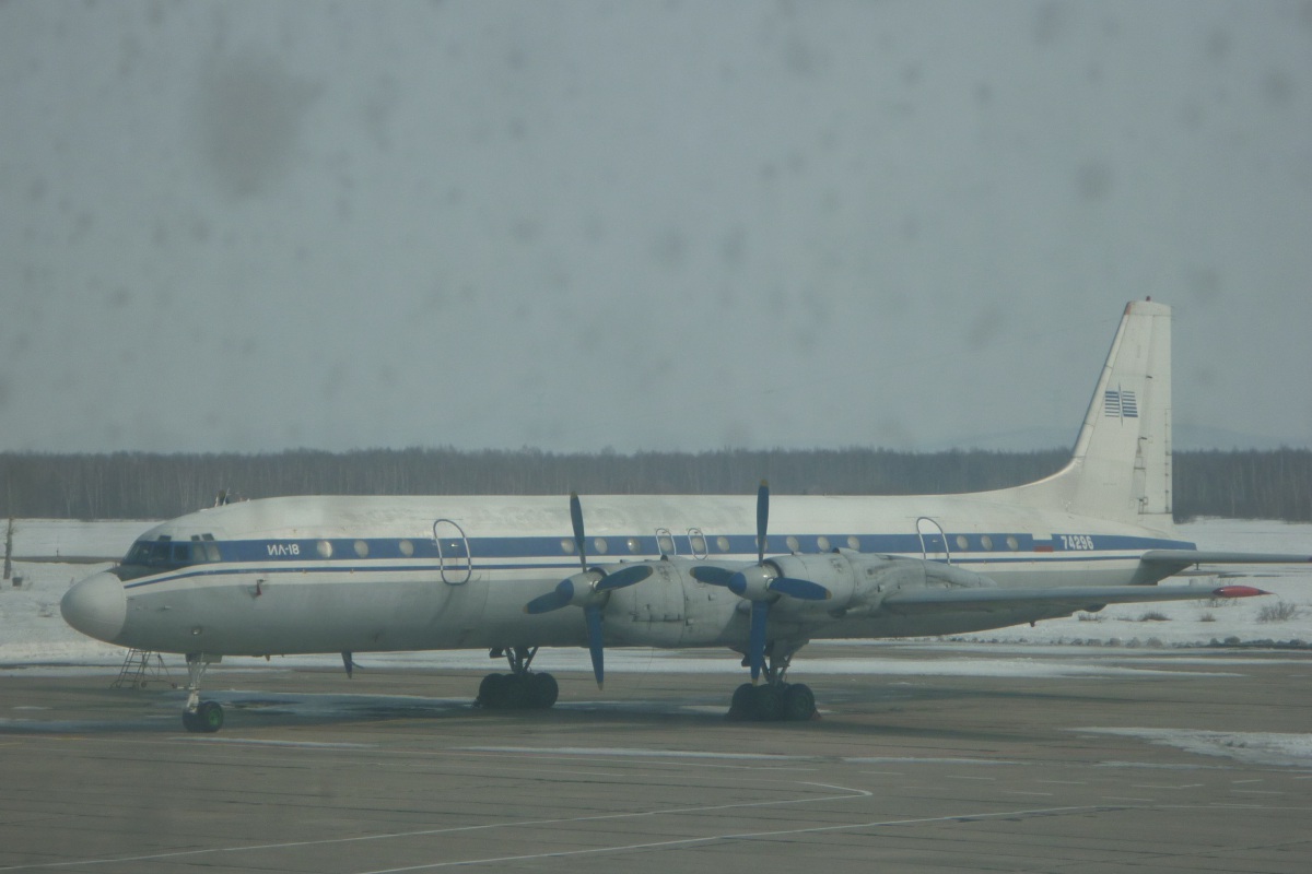 Комсомольск-на-Амуре. Самолет Ил-18Д (74296)