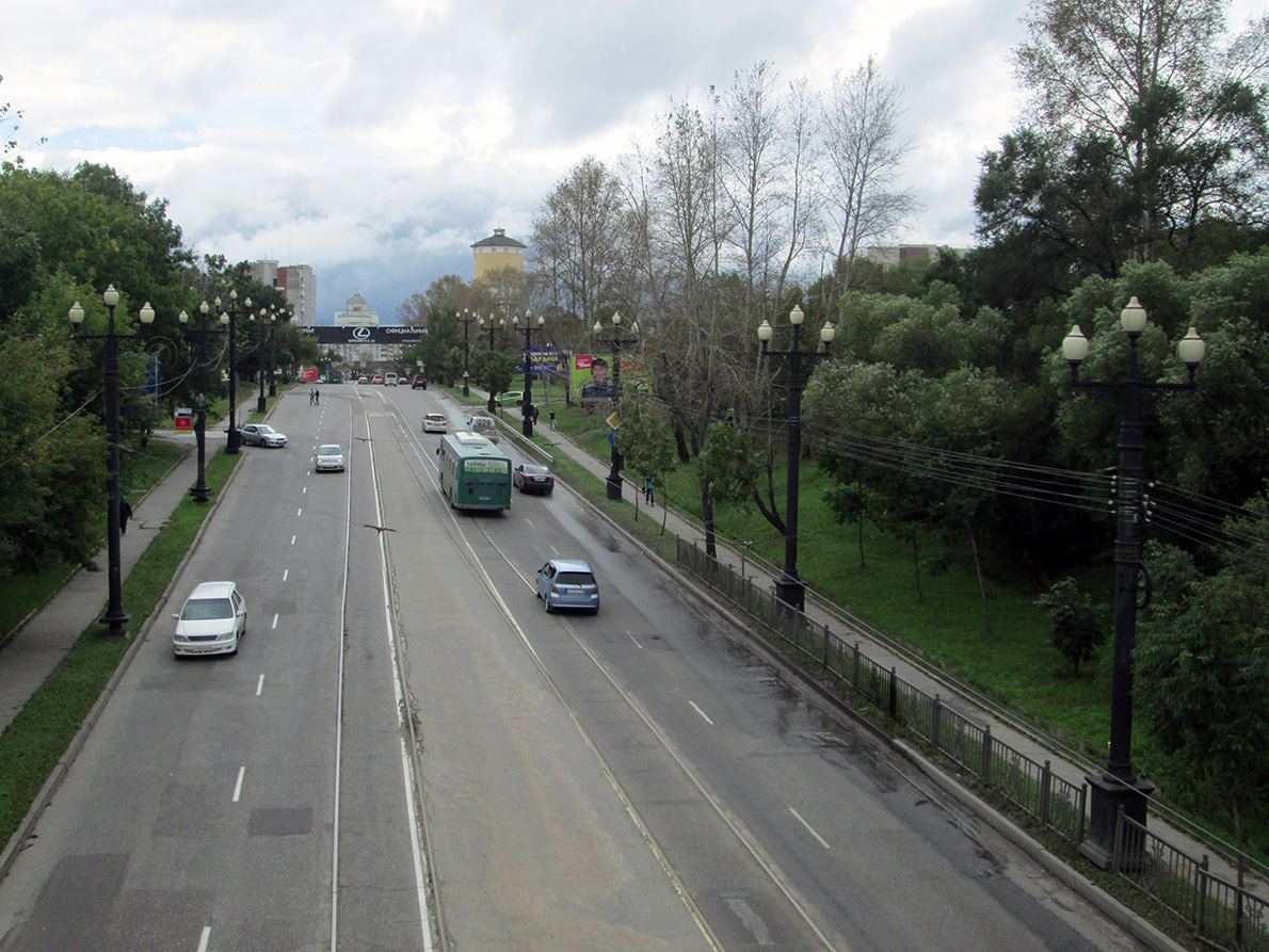 Хабаровск. Вид с путепровода на участок трамвайной линии маршрута № 6