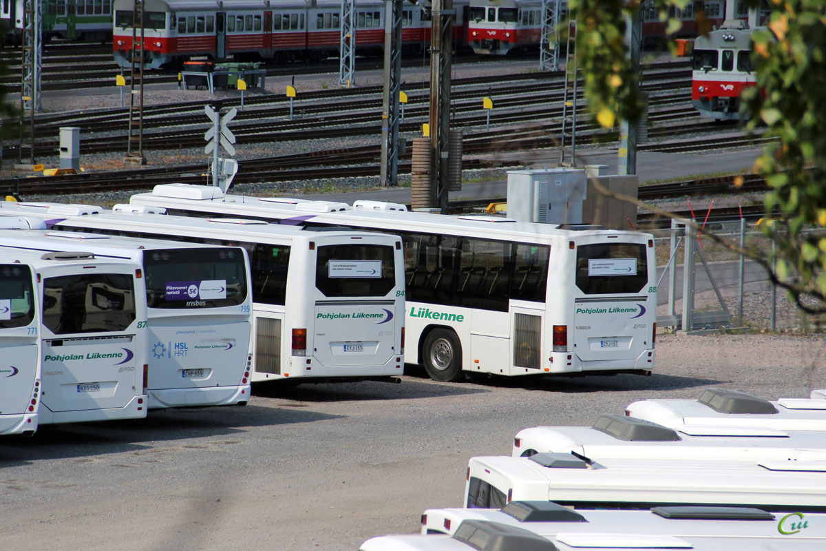 Хельсинки. Irisbus Crossway 12.8M CHP-939, Volvo 8700LE KXG-250, Volvo 8700LE CYJ-153, Volvo 8700LE CYJ-157